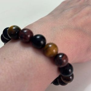 Br1. Tigers eye bracelet.